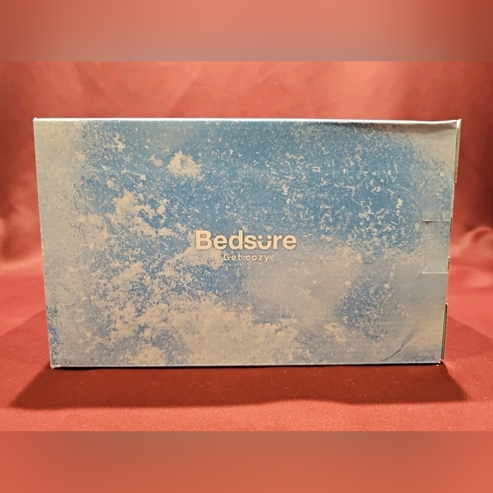 Bedsure Cooling Blanket for Hot Sleepers-Cold & Lightweight 108x90 White - Picture 5 of 10